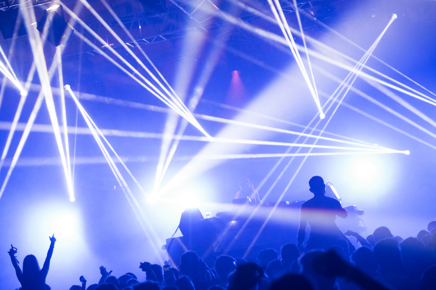 Open-Air-Bühne mit Lasershow